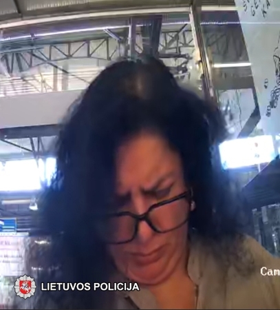 Ieškoma moteris, neteisėtai pasinaudojusi svetima banko kortele