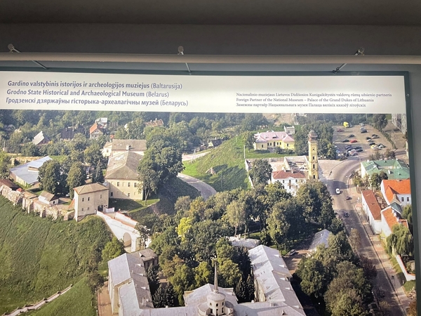 Valdovų rūmuose – stendai su Baltarusijos kultūros įstaigų vaizdais