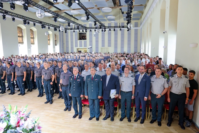 Gausa: diplomų įteikimo ceremonijoje dalyvavo daug svečių: kursantų artimieji, mokyklos bendruomenė ir kiti garbūs svečiai.
