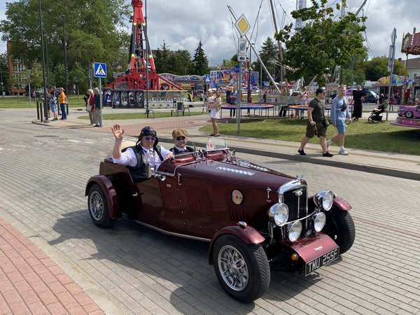 Klaipėdoje nuriedėjo antikvarinių automobilių paradas „Seni kibirai“