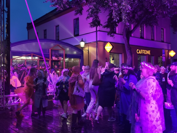 Violetinė banga užliejo miestą: klaipėdiečiai lietaus nepabūgo 