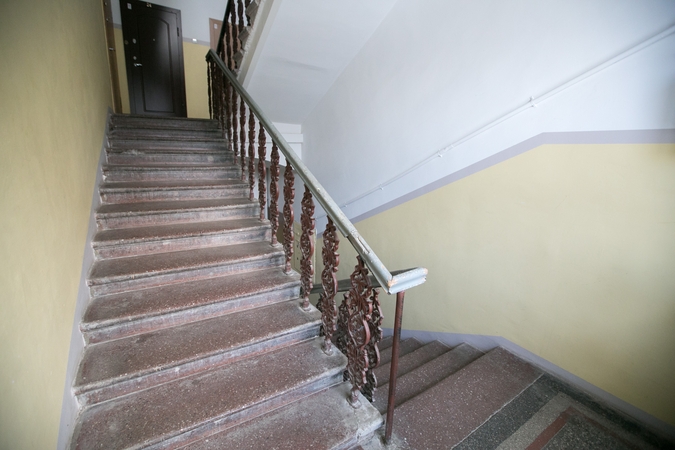 Ugniagesiai gelbėjo sunkiai susižalojusį ir tarp turėklų įstrigusį vyrą