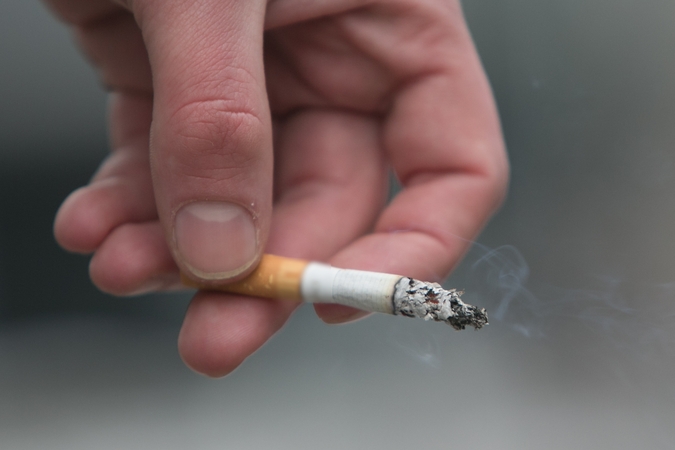 Apsaugos darbuotoja: prie prekybos centro vyras padeginėja šiukšliadėžes