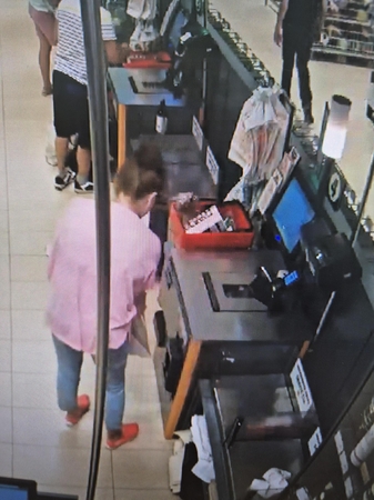 Alytuje iš parduotuvės dingo alkoholiniai gėrimai: gal atpažįstate šią moterį?