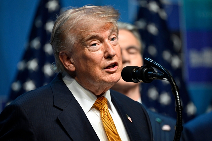 Donaldas Trumpas sutinka tęsti derybas su Iranu, tačiau pabrėžia, kad paliaubos baigėsi 