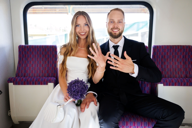 Traukinyje susipažinę Simona ir Vykintas į geležinkelio stotį sugrįžo kaip jaunavedžiai