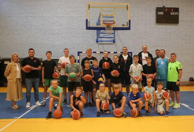 Stovykla: Garliavos Jonučių progimnazijoje liepos 14 d. oranžinis kamuolys subūrė 5–8 klasių mokinius.