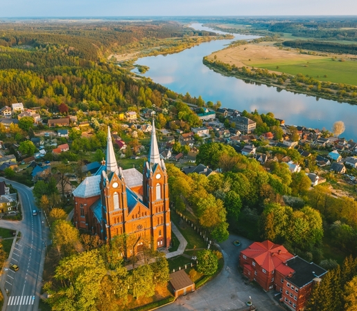 Vaizdas: nuo kalvos viršūnės atsiskleidžia panemunių grožis ir architektūros visuma.