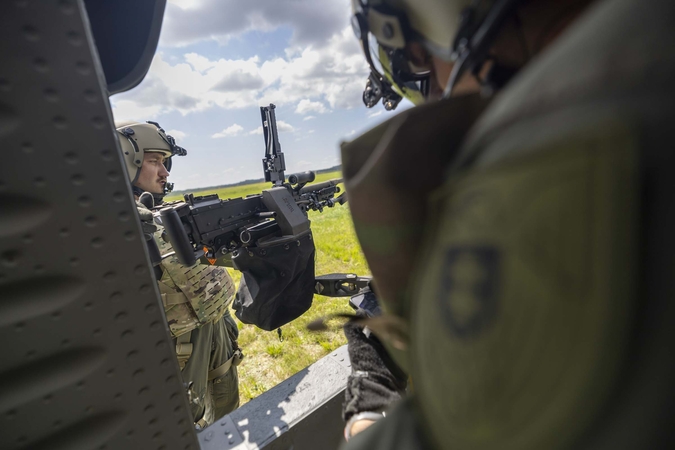 Karinės oro pajėgos pirmą kartą treniravosi šaudyti iš „Black Hawk“ sraigtasparnių