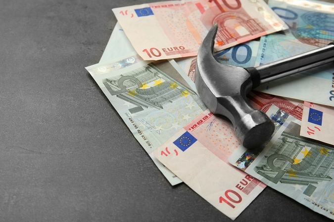 Antstoliai nesnaudžia: išieškojo beveik 190 mln. eurų skolų