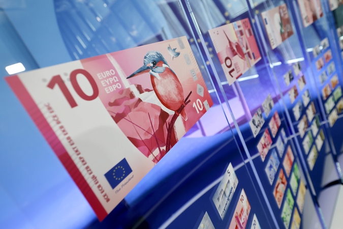Pamatykite, kaip atrodys naujieji eurų banknotai  