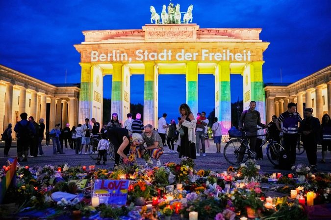 Brandenburgo vartai Berlyne po išpuolio per „Pride“ renginį buvo apšviesti vaivorykštės spalvomis