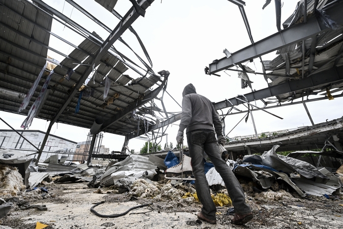 Rusijos dronas Chersono centre smogė į keleivinį mikroautobusą, sužeisti aštuoni žmonės