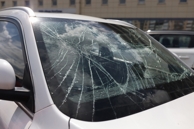 Ant kieme stovėjusio automobilio stogo užmestas akmuo