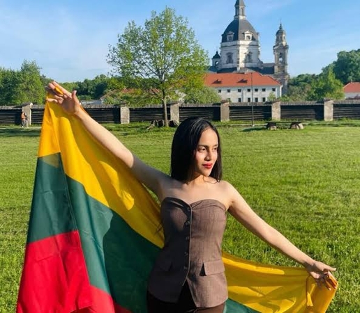Ryšiai:  A. Fullon tėtis – lietuvis, o mama – filipinietė.
