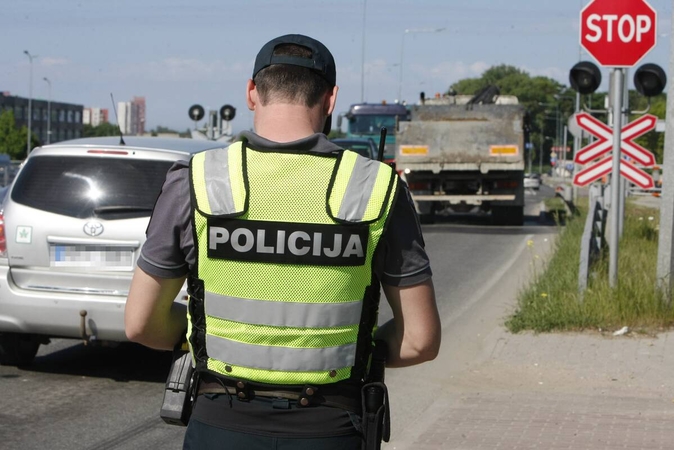 Toli nepaspruko: kliudyto automobilio vairuotojas sekė bėglį, kol pastarasis strigo ties pervaža