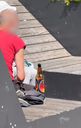 Realybė: viešose vietose girtuoklių vis dar galima pamatyti.