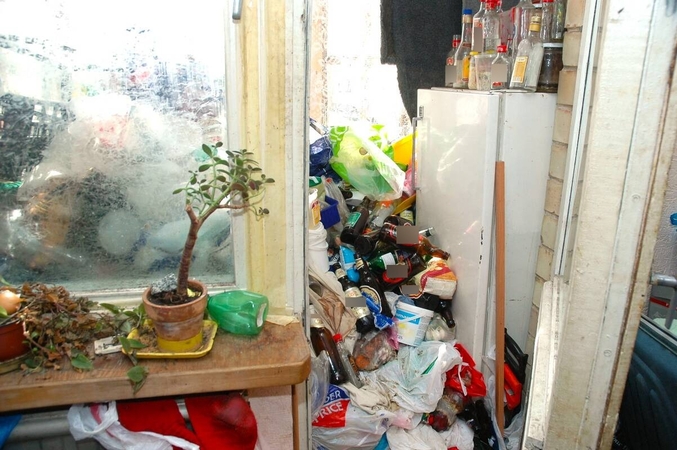 Situacija: socialiniai darbuotojai nuolat sulaukia informacijos apie asmenis, kurie savo butus pavertė sąvartynais, dėl to kenčia ne tik jie patys, bet ir jų kaimynai.