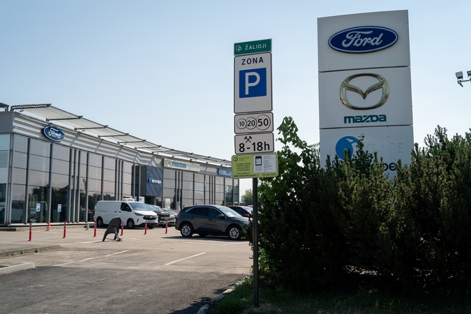 Tarifai: darbo dienomis nuo 8 iki 18 val. automobilio statymas aikštelėje kainuoja 0,5 euro už valandą.