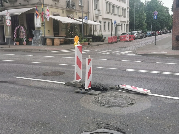 Pavojus: Herkaus Manto g. atsivėrusi duobė didina eismo įvykių riziką – vairuotojai baiminasi sugadinti automobilius.