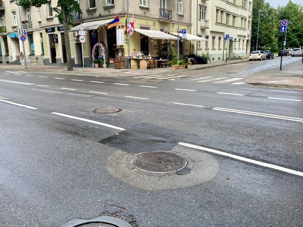 Reakcija: Herkaus Manto g. atsivėrusią įgriuvą, vos gavę pranešimą, operatyviai sutvarkė bendrovės „Klaipėdos vanduo“ darbuotojai.