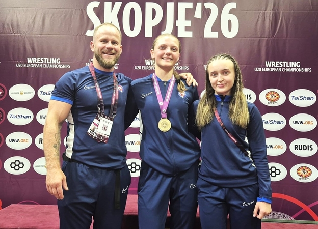 Triumfas: istoriniu aukso medaliu su G. Tverskyte (viduryje) džiaugėsi treneris J. Kvietelaitis ir čempionės bendražygė rinktinėje E. Devetinaitė.