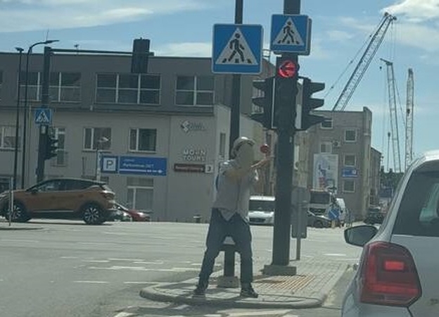 Neįprasta: žonglieriaus pasirodymas prie šviesoforo sukėlė skirtingas reakcijas.