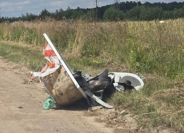 Nesivargino: šiukšlintojai seną vonią ir klozetą išmetė tiesiog ant kelio.