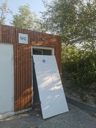 Netvarka: Melnragės antrajame paplūdimyje pastebėta, kad vieno viešojo tualeto durys – išlaužtos.