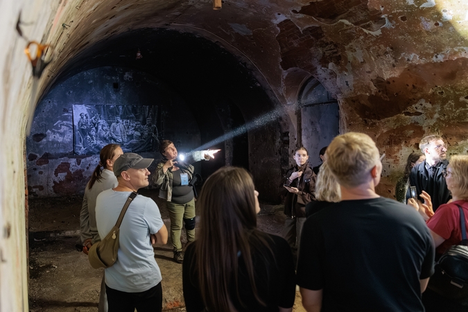 Nuotaika: forto labirintus susirinkusieji apžiūrėjo prožektorių šviesoje.