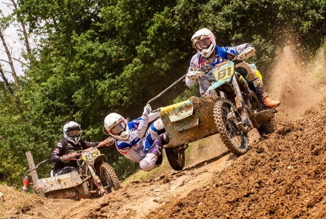 Ekipažas: tarp motociklų su priekabomis pasaulio čempionato dalyvių – G. Raymond’as (prie vairo) ir V. Vareikaitė.