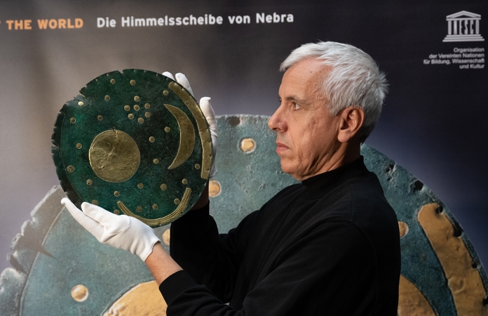 Versija: juodųjų archeologų aptiktas paslaptingas bronzinis diskas galėtų būti pirmasis žmonijos dangaus atlasas.