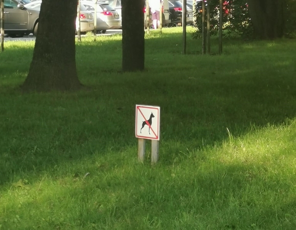 Sprendimas: prie daugiabučio atsiradęs ženklas nebuvo suderintas, todėl turi būti pašalintas.