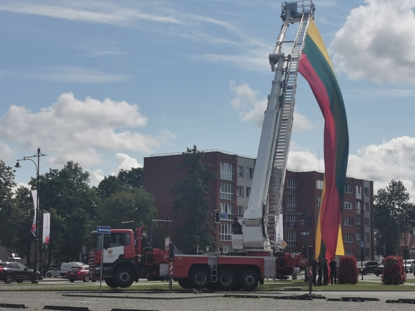 Uostamiestyje suplevėsavo 18 metrų vėliava