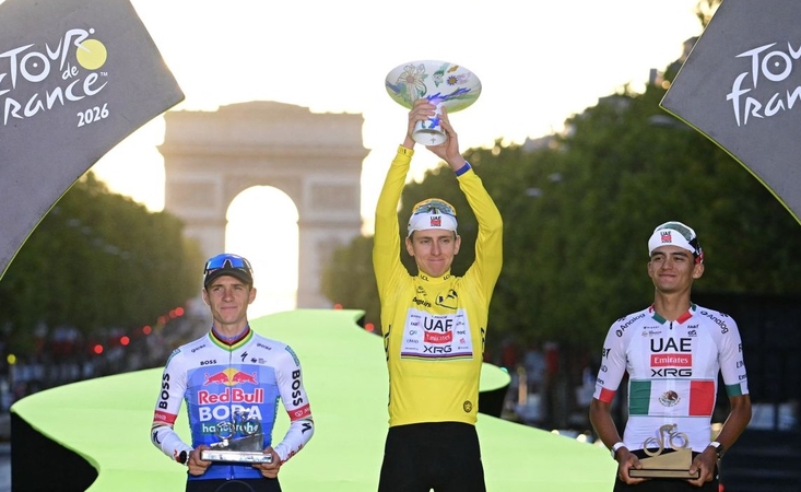 Varžovai: 2026-ųjų „Tour de France“ bendros įskaitos prizininkai (iš kairės) R. Evenepoelis, T. Pogačaras, I. del Toro.