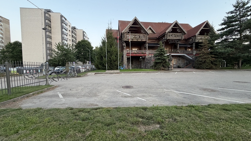 Visiems: Šiaurės prospekte esančioje aikštelėje automobilius gali statyti ne tik restorano svečiai, bet ir gyventojai.