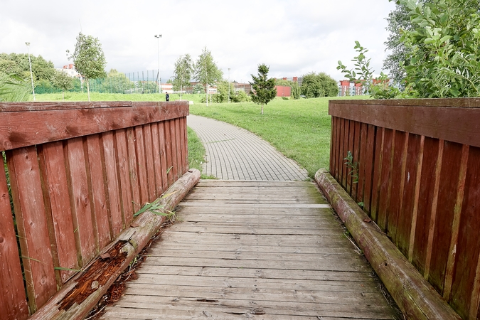 Atnaujinimas: nors labiausiai pažeistos tiltelio konstrukcijos jau pakeistos, likusi dalis vis dar yra sutrešusi – supuvusios lentos ir rąstai reikalauja rimto remonto.