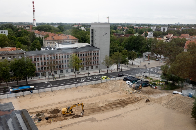 Judėjimas: Atgimimo aikštėje vakar dirbo technika. Jau atvežti ir nauji lietaus nuotekų vamzdžiai.