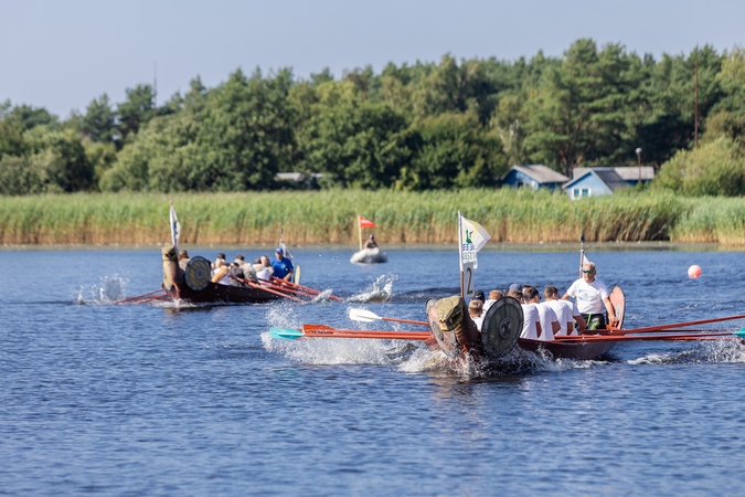 Lenktynės: viena laukiamiausių šventės dalių – Vikingų laivų varžybos, kurias organizuoja Palangos sporto centras.