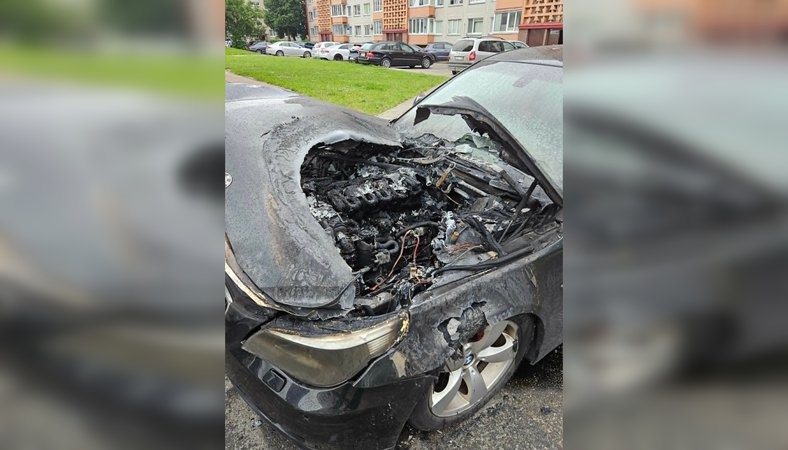 Uostamiestyje ir vėl liepsnojo automobilis