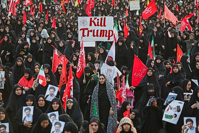 Irano šventajame Kumo mieste žmonių minios atsisveikino su Khamenei