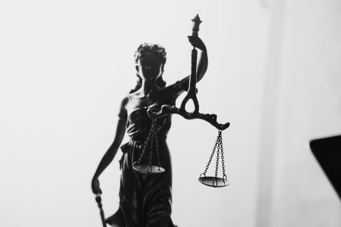 Įmonės vadovas kaltinamas moters įtraukimu į prostituciją, persekiojimu bei grasinimais nužudyti