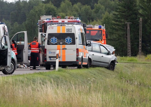 Mirtina avarija: susidūrus dviem automobiliams ir sunkvežimiui žuvo jauna mergina