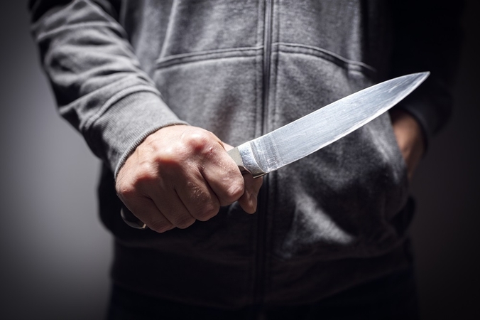 Kelmės rajone peiliais apsiginklavęs vyras pasipriešino policijai