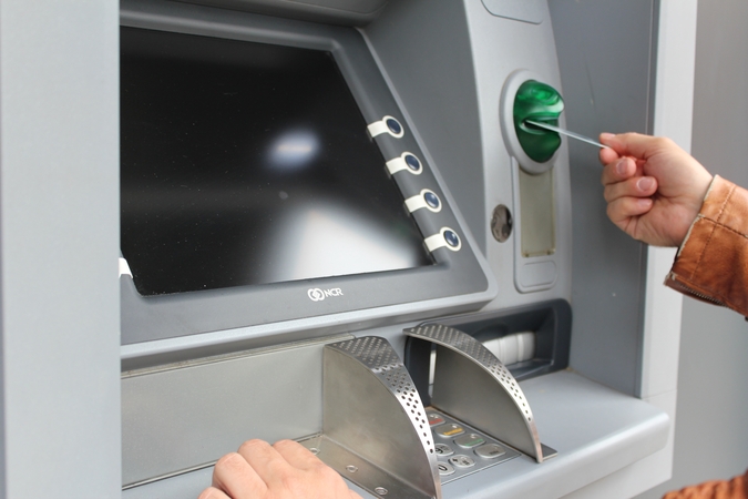 Apsauga: bankomate palikus kortelę panikuoti nereikėtų, nes bankomatas pats ją paryja, kad nepasinaudotų piktavaliai. 