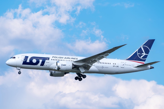 Lenkijos ginčas su „Pfizer“ dėl COVID-19 vakcinos paveikė... aviacijos sektorių