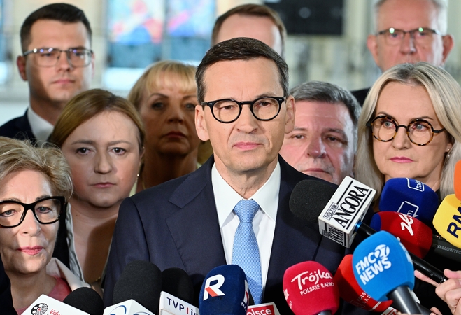 Skylant Lenkijos dešiniųjų gretoms, buvusio premjero sąjungininkai ketina įkurti naują frakciją
