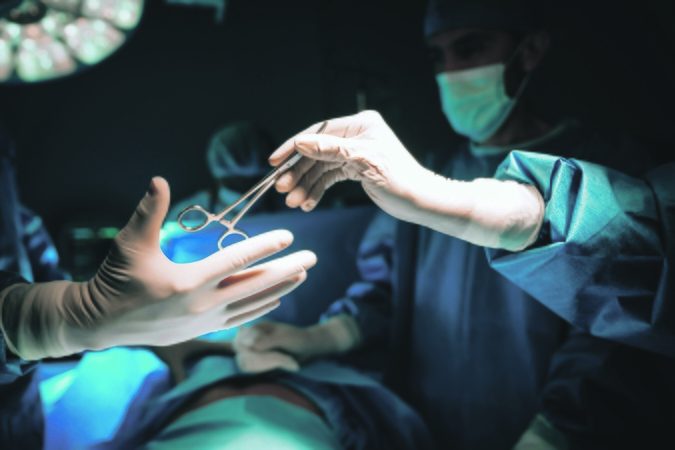 Sudėtinga: šuntavimo operacijos metu atveriama krūtinės ląsta ir už kraujagyslių susiaurėjimų prisiuvami šuntai, kuriems naudojamos to paties žmogaus arterijos ir venos, paimtos iš kitos kūno vietos.