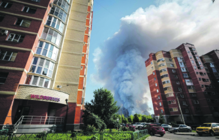Katalizatorius: Rusijos kariniai pajėgumai ateityje priklausys ir nuo karo Ukrainoje baigties, kurią artina asimetrinės Kyjivo operacijos. Nuotraukoje – po Ukrainos atakos pamaskvėje degantys prekybos platformos „Wildberries“ siuntų sandėliai.