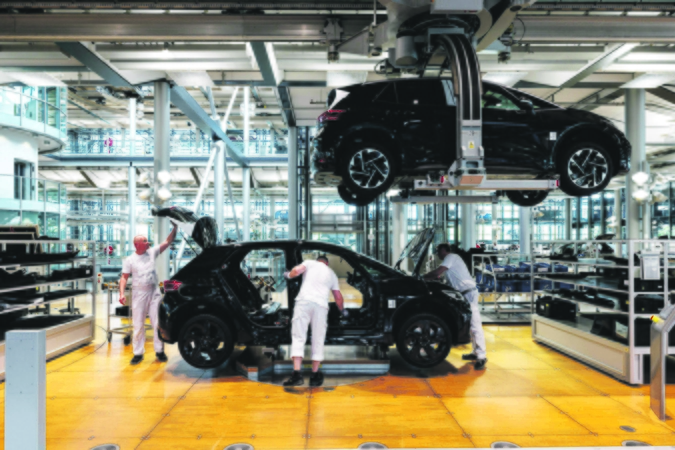 Realybė: pernai prieš Kalėdas pirmą kartą VW istorijoje buvo uždaryta gamykla – „Stiklinė gamykla“ Dresdene. 